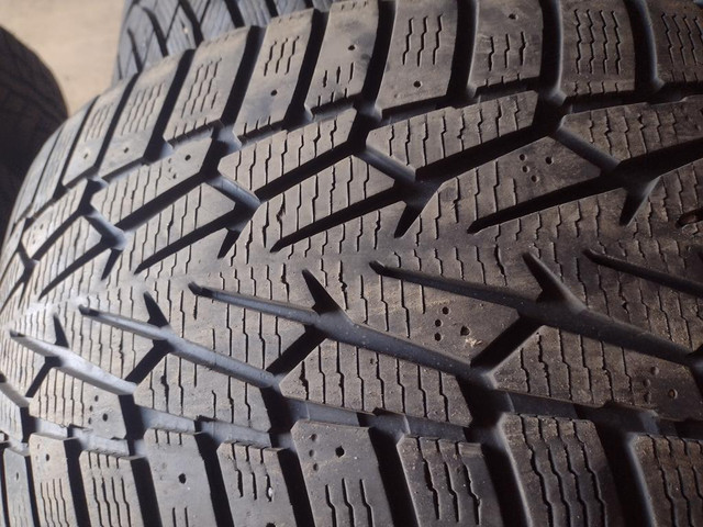2 pneus d hiver 235/40r18 nokian en très bon état in Tires & Rims in Lévis