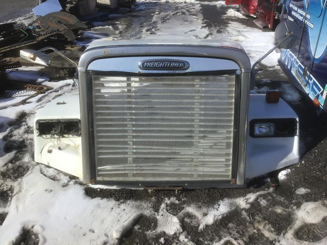 (HEADLIGHTS)  FREIGHTLINER FLD 120 -Stock Number: H-7039 in Auto Body Parts in Alberta