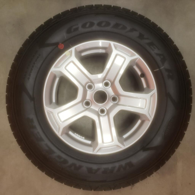 (Z448) 1 Pneu Ete - 1 Summer Tire 245-75-17 Goodyear 11/32 - 5x127 - JEEP - COMME NEUF / LIKE NEW in Tires & Rims in Greater Montréal