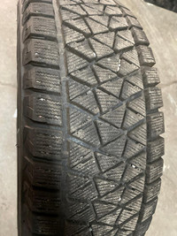 4 pneus dhiver P235/70R16 106S Bridgestone Blizzak DM-V2 15.5% dusure, mesure 11-11-11-11/32