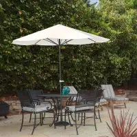 Beachcrest Home Parasol de patio de 9 pieds avec abat-jour ventilé Kelton et manivelle pour tables d'extérieur