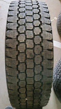 4 pneus dhiver LT225/75R16 115/112Q Bridgestone Blizzak W965 44.0% dusure, mesure 10-10-10-9/32
