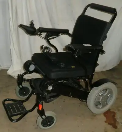TRAVEL  PORTABLE FOLDING LIGHT WEIGHT POWER WHEELCHAIR VERY GOOD CONDITION
