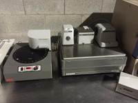 Spectrophotomètre Bomem & échantillonneur de comprimés --- Bomem Spectrophotometer & table sampler
