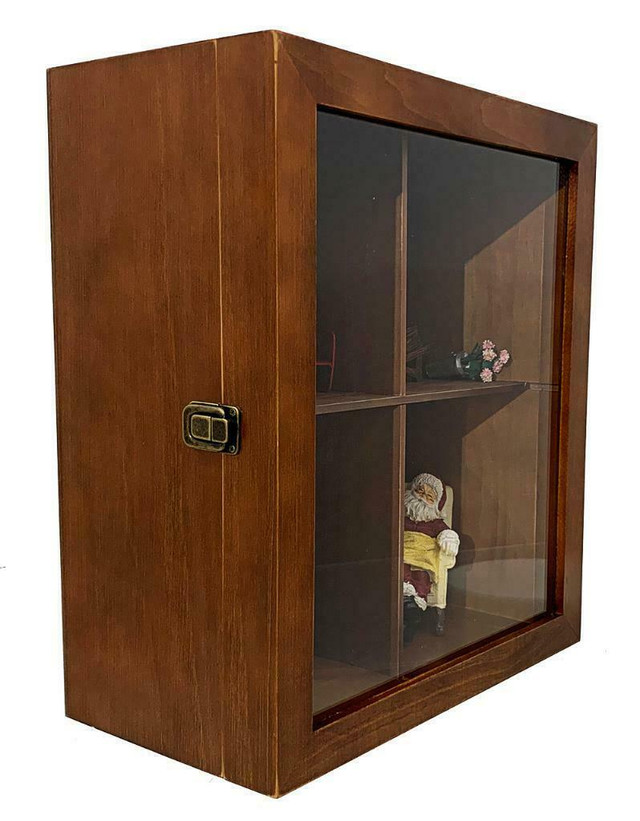 ATTRACTIVE DISPLAY CABINET -- Perfect for displaying and protecting valuable collectibles and miniatures! in Arts & Collectibles in Ontario - Image 4
