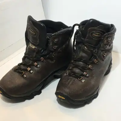 A well worn pair of leather goretex hiking boots by Zamberlan. Womens size 7 US Upper and sole have...