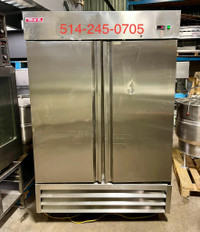 Frigo Inox 53”x33”x83” 115V fonctionne très bien. Stainless fridge works great!
