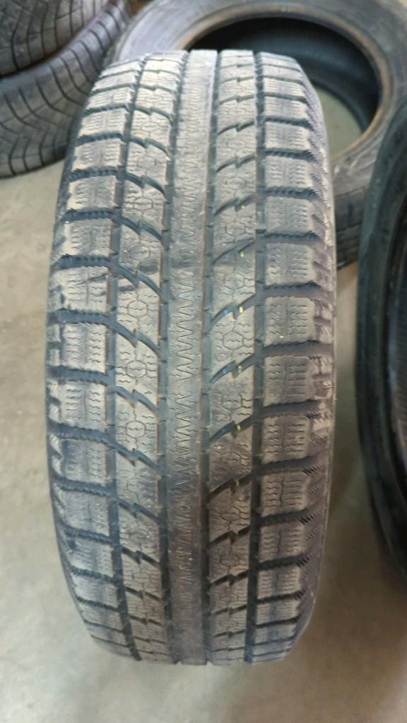 2 pneus d'hiver P215/65R16 98T Toyo Observe GSi5 41.0% d'usure, mesure 7-7/32 in Tires & Rims in Québec City - Image 2