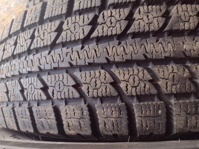 2 pneus d hiver 215/70r16 Toyo à létat neuf in Tires & Rims in Lévis