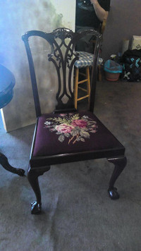 chaise en bois sur patte daigle, couleur acajou, antique