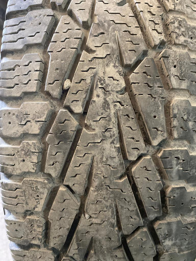 4 pneus dhiver LT245/70R17 119/116Q Nokian Hakkapeliitta LT 2 46.5% dusure, mesure 9-8-8-9/32 in Tires & Rims in Québec City