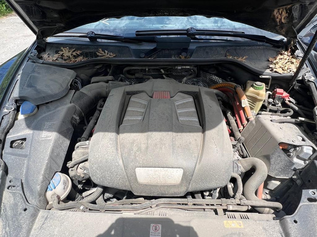 PORSCHE CAYENNE HYBIRD  (2011/2018 FOR PARTS PARTS ONLY ) in Auto Body Parts - Image 3