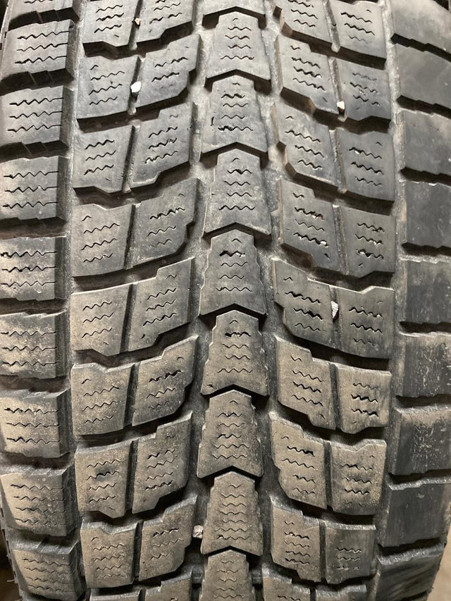 4 pneus dhiver P245/65R17 107Q Dunlop Grandtrek SJ6 44.0% dusure, mesure 8-8-8-7/32 in Tires & Rims in Québec City - Image 4