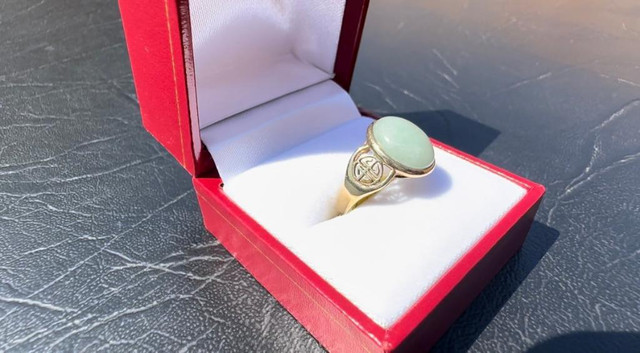 #311 - 14k Yellow Gold, 3.14ct Ovan Jadeite Ring, Size 6 - Hong Kong in Jewellery & Watches - Image 2