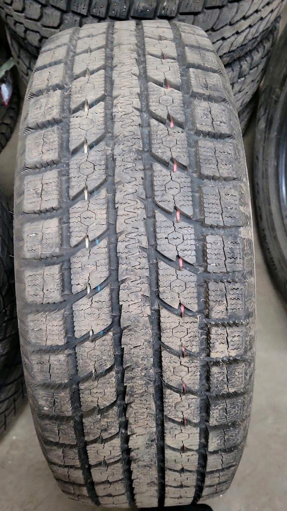 4 pneus dhiver P255/60R19 108T Toyo Observe GSi5 3.0% dusure, mesure 12-11-12-12/32 in Tires & Rims in Québec City
