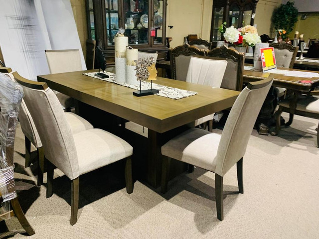 White Dining Table and 6 Chairs Available on Discount!! dans Mobilier de salle à manger et cuisine  à Région de Windsor - Image 2