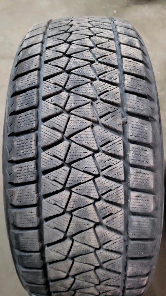 4 pneus dhiver P255/55R20 107T Bridgestone Blizzak DM-V2 34.0% dusure, mesure 9-8-9-9/32 in Tires & Rims in Québec City