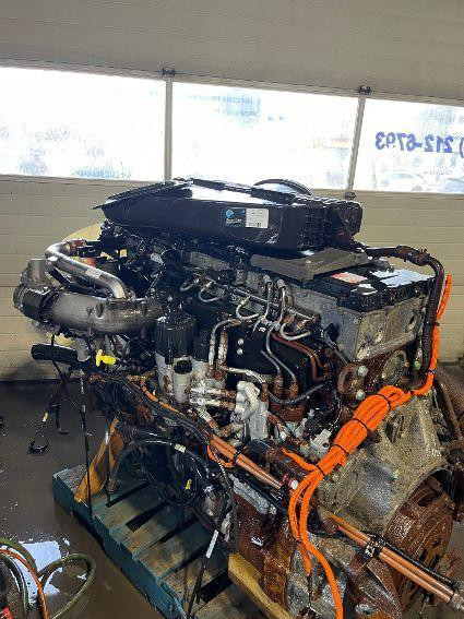 2013 DETROIT DD15 DIESEL ENGINE in Engine & Engine Parts - Image 2