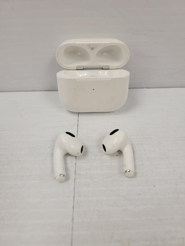 (53956-1) Apple A2566 Air Pods in Headphones in Alberta