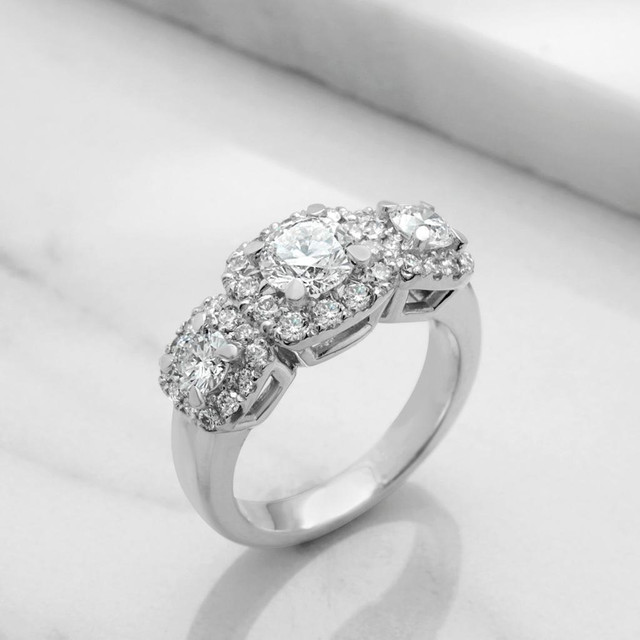 BAGUE DE MARIAGE 3 DIAMANTS 1.90 CARAT TOTAL/ THREE STONE ENGAGEMENT RING 1.90 TOTAL DIAMOND CARAT WEIGHT in Jewellery & Watches in Ottawa / Gatineau Area