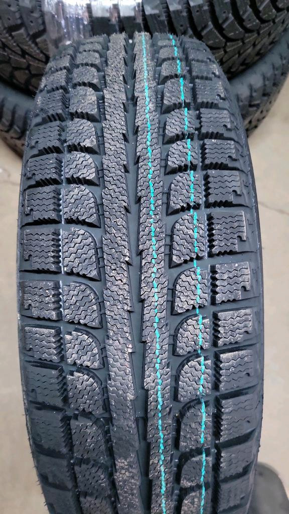 4 pneus dhiver neufs P185/65R15 88H Maxtrek Trek M7 in Tires & Rims in Québec City