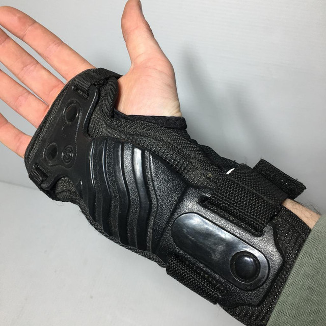 Firefly Adult Roller Skating Wrist Guards - Size XL - Pre-owned - G74VEG in Skates & Blades in Calgary