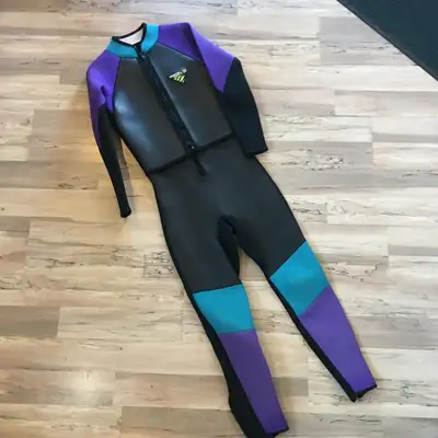 A reliable and durable 2 piece wetsuit with no damage such as stains, holes, tears, or discoloration...