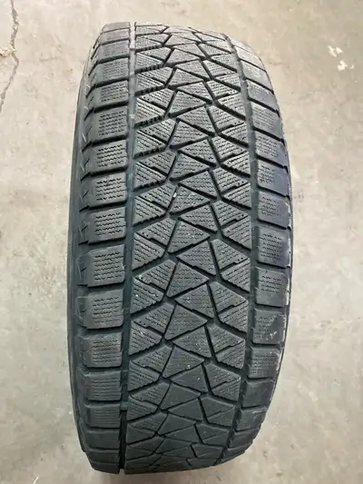 2 pneus dhiver P245/65R17 107S Bridgestone Blizzak DM-V2 48.5% dusure, mesure 7-7/32