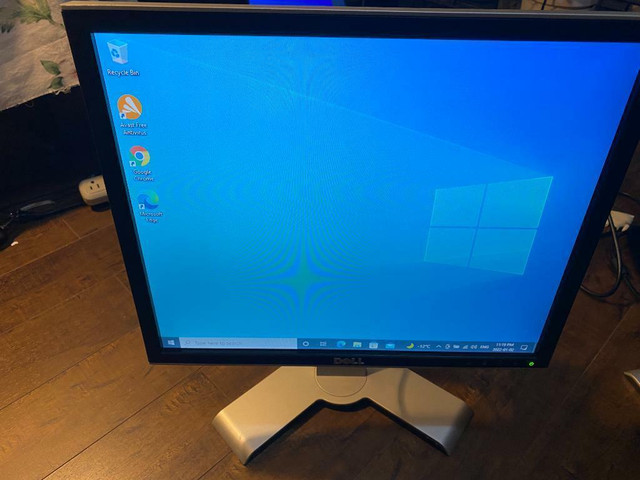 Used 19 Dell  1907FPt monitor with HDMI  for sale, Can Deliver in Monitors in Hamilton
