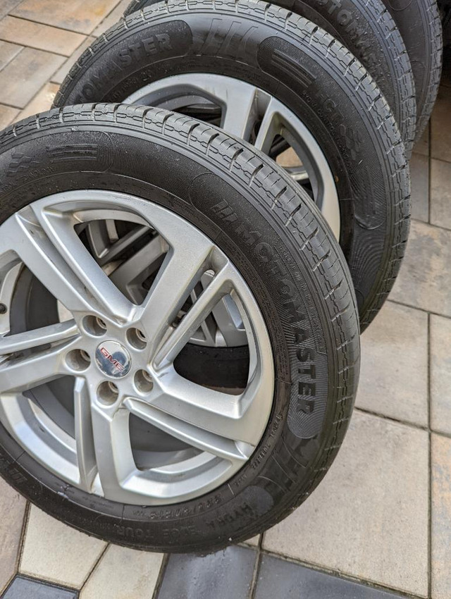 LIKE NEW   GMC TERRAIN   HIGH PERFORMANCE ALL SEASONS 225 / 60 / 18 WITH OEM 18   INCH   ALLOY WHEELS SET OF 4 WITH TPMS in Tires & Rims in Ontario - Image 2