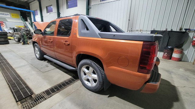 PARTING OUT CHEVY AVALANCHE in Auto Body Parts in Alberta - Image 2