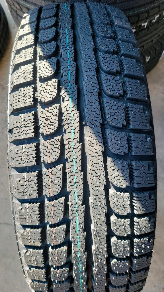4 pneus dhiver neufs P195/65R15 91H Maxtrek Trek M7 in Tires & Rims in Québec City
