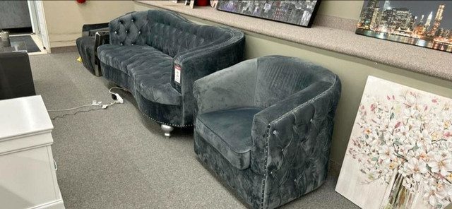 2Pc Velvet Couch Set in Couches & Futons in Chatham-Kent