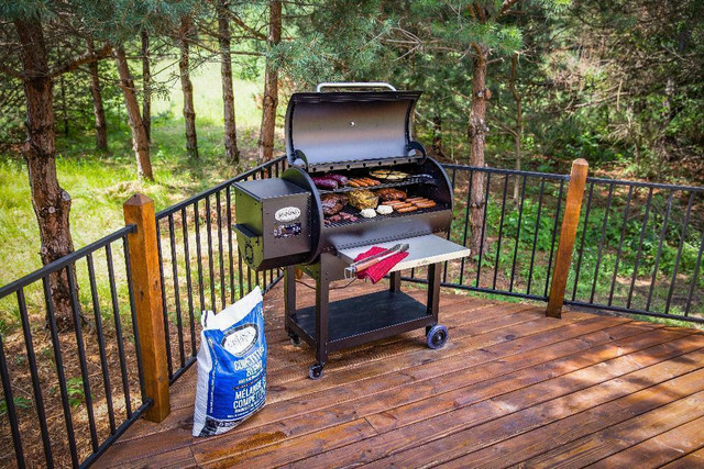 Louisiana Grills® LG900C2 Wood Pellet Grill - 914 Square Inches, 180°F - 600°F,  Grill Cover &amp; Front Shelf included in BBQs & Outdoor Cooking - Image 3