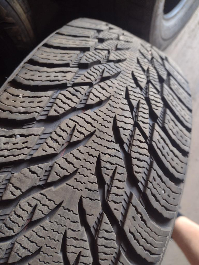 1 pneu d hiver 195/65r15 nokian en très bon état in Tires & Rims in Lévis