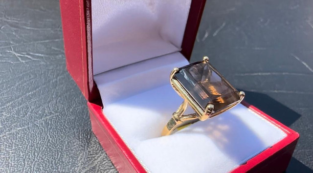 #307 - 10kt Yellow Gold, 7.11ct Emerald Cut Smoky Quartz, High Set Ring, Size 9 in Jewellery & Watches - Image 3