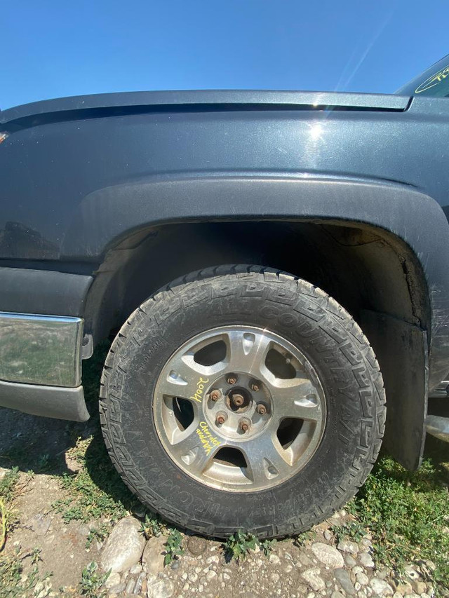 265/70R17  Set of 4 rims and tires that  come off from a 2004 CHEVROLET AVALANCHE. in Auto Body Parts in Calgary