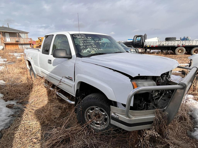 2004 Chevrolet Silverado 2500HD 6.6L Diesel 4x4 For Parting Out in Auto Body Parts in Manitoba - Image 4