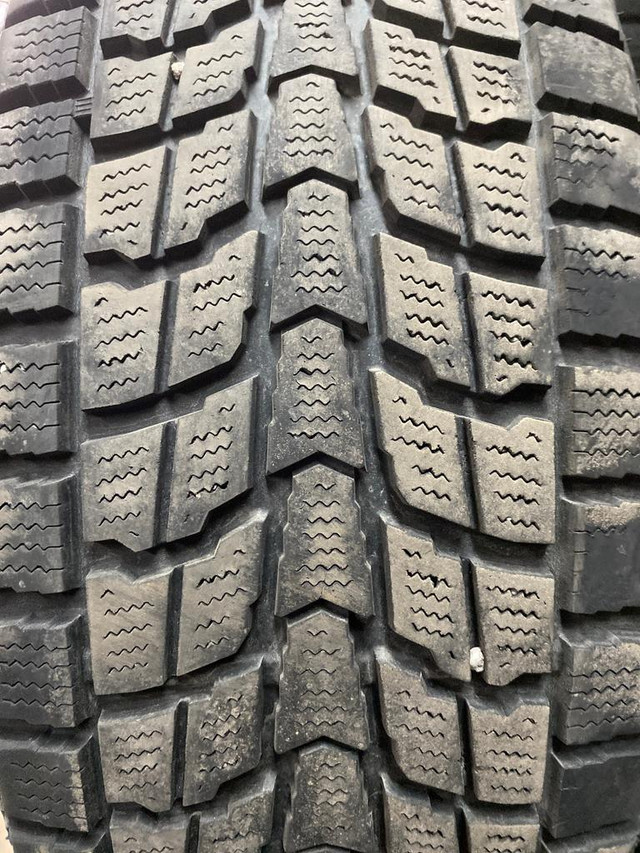 4 pneus dhiver P245/65R17 107Q Dunlop Grandtrek SJ6 44.0% dusure, mesure 8-8-8-7/32 in Tires & Rims in Québec City
