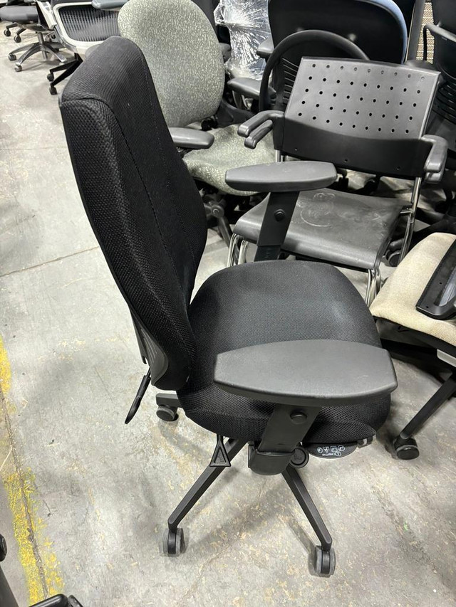 Gry Mattr+ergoCentric airCentric 3 Task Chair-Excellent Condition-Call us now! in Chairs & Recliners in Toronto (GTA) - Image 3