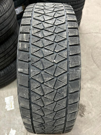 1 pneu dhiver P245/70R17 110S Bridgestone Blizzak DM-V2 51.5% dusure, mesure 6/32