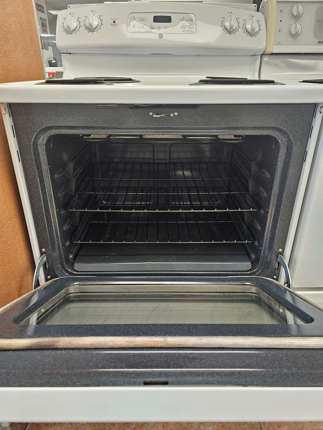 Econoplus Sherbrooke Cuisinière Ge Serpentin Blanche 399.99$ Garantie 1 An Taxes Incluses in Stoves, Ovens & Ranges in Sherbrooke - Image 2