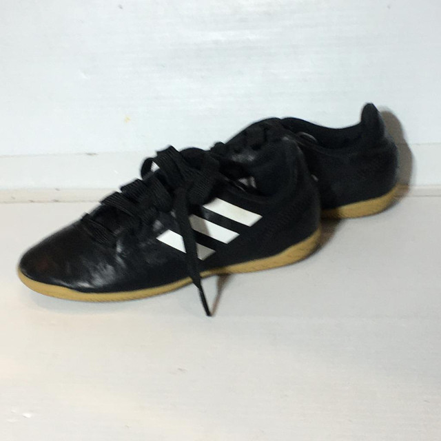 Adidas Youth Indoor Soccer Shoes - Size 1 - Pre-Owned - 6R36RS in Soccer in Calgary - Image 3