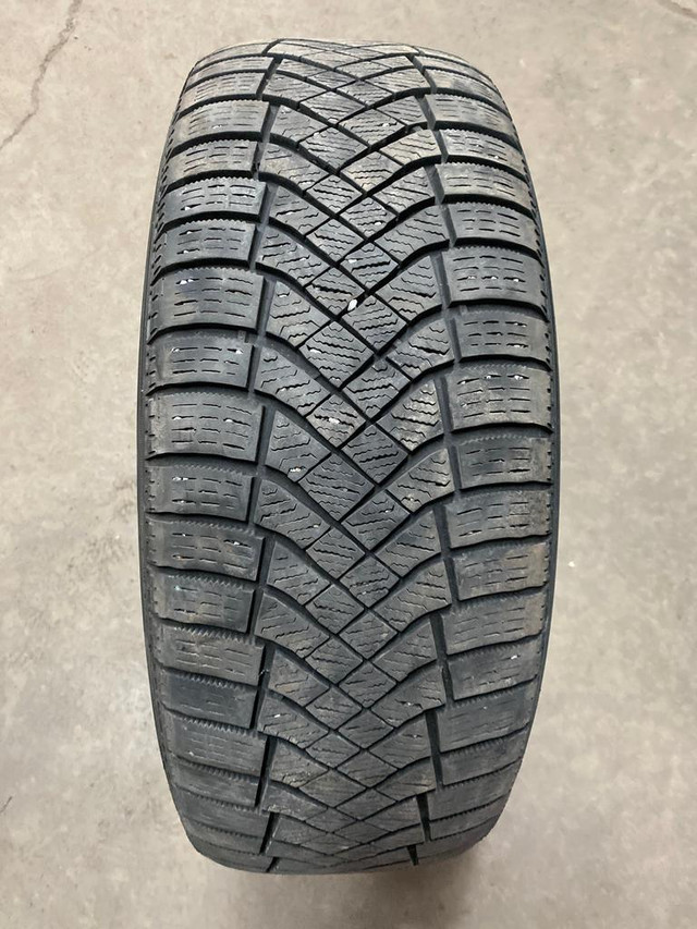 2 pneus dhiver P215/60R16 99H Pirelli Winter Ice Zero FR 36.5% dusure, mesure 8-6/32 in Tires & Rims in Québec City