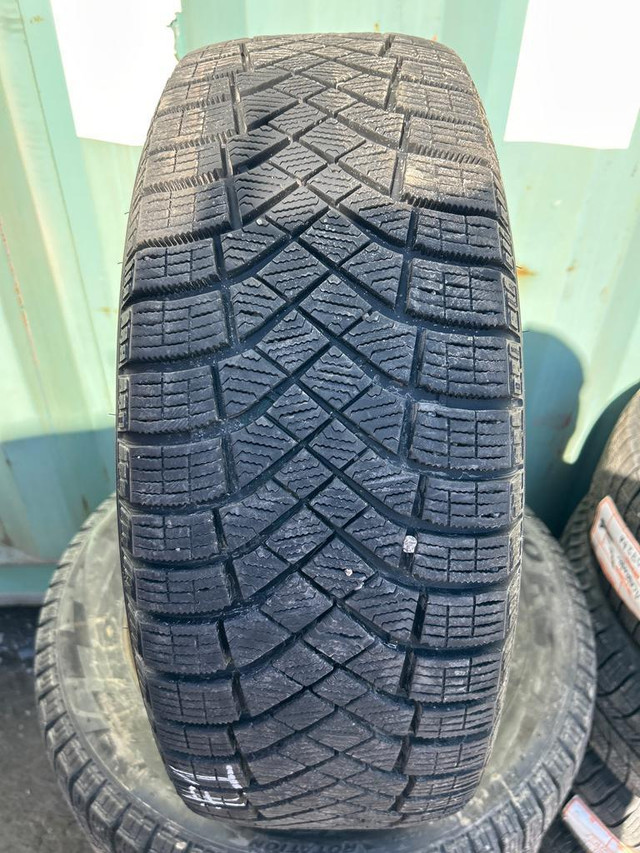 4 pneus dhiver P205/60R16 96T Pirelli Winter Ice Zero FR 10.5% dusure, mesure 10-10-10-10/32 in Tires & Rims in Québec City
