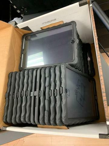 Apple iPad Air 2 , Generation 6 / Gen 5   9.7 screen 32GB - WiFi (2014 - A1566)  warranty with bumper case in iPads & Tablets in City of Toronto