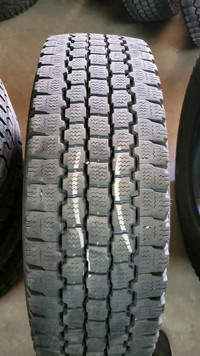 4 pneus dhiver LT225/75R16 115/112S Bridgestone Blizzak W965 32.0% dusure, mesure 11-12-11-12/32