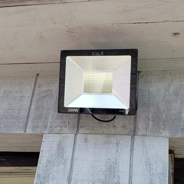 NEW 200W LED FLOOD LIGHT OUTDOOR IP66 BRIGHT WHITE B6200W in Outdoor Lighting in Alberta - Image 2