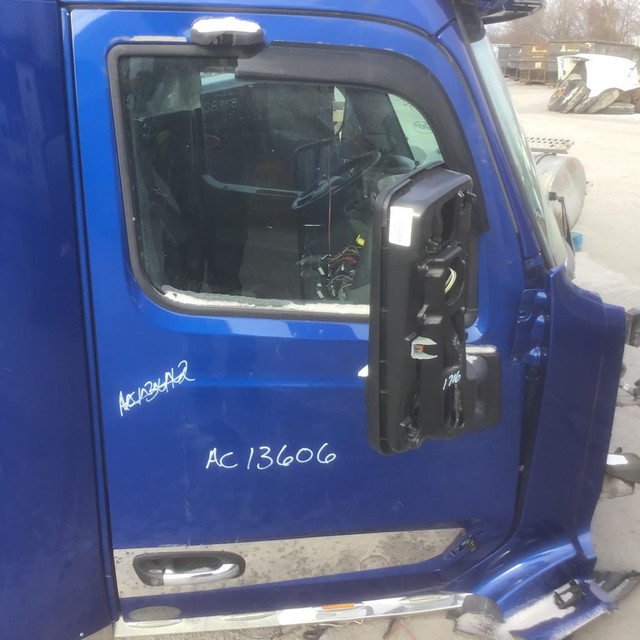 (DOORS / PORTES)  PETERBILT 579 -Stock Number: H-7032 in Auto Body Parts in Alberta