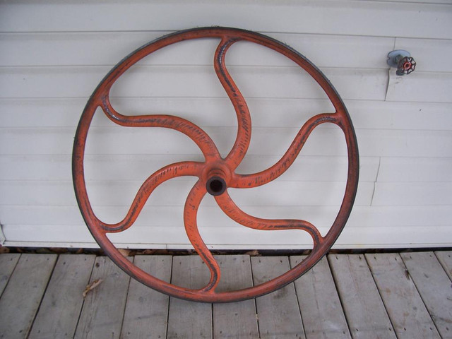 Roue antique en acier solide, 34 diamètre --- Antique solid steel 34 diameter wheel in Arts & Collectibles in West Island